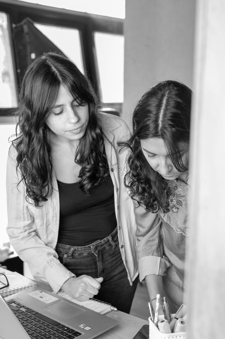 Carolina y Florencia trabajando
